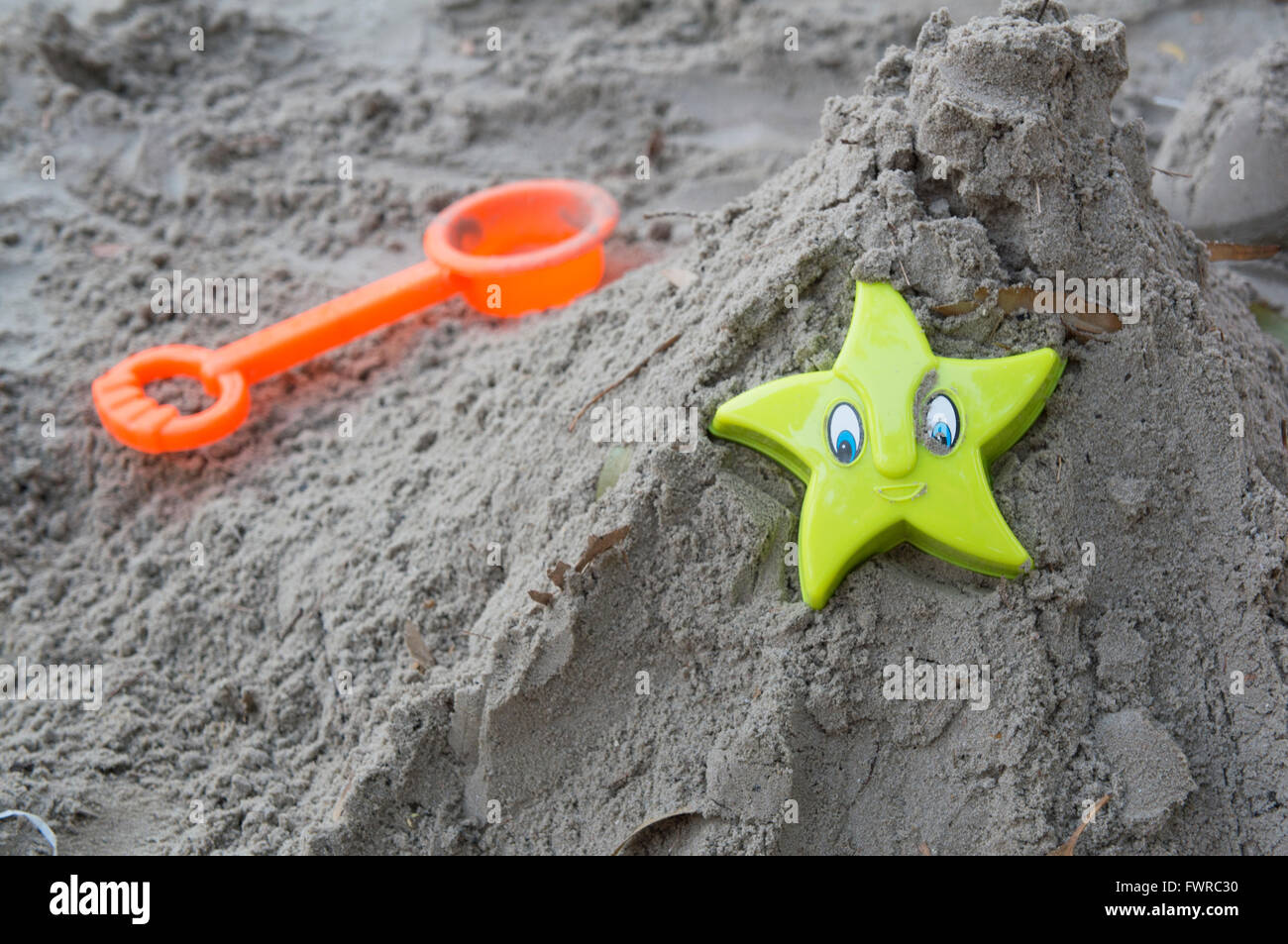 Château de sable jouer avec des jouets en plastique Banque D'Images