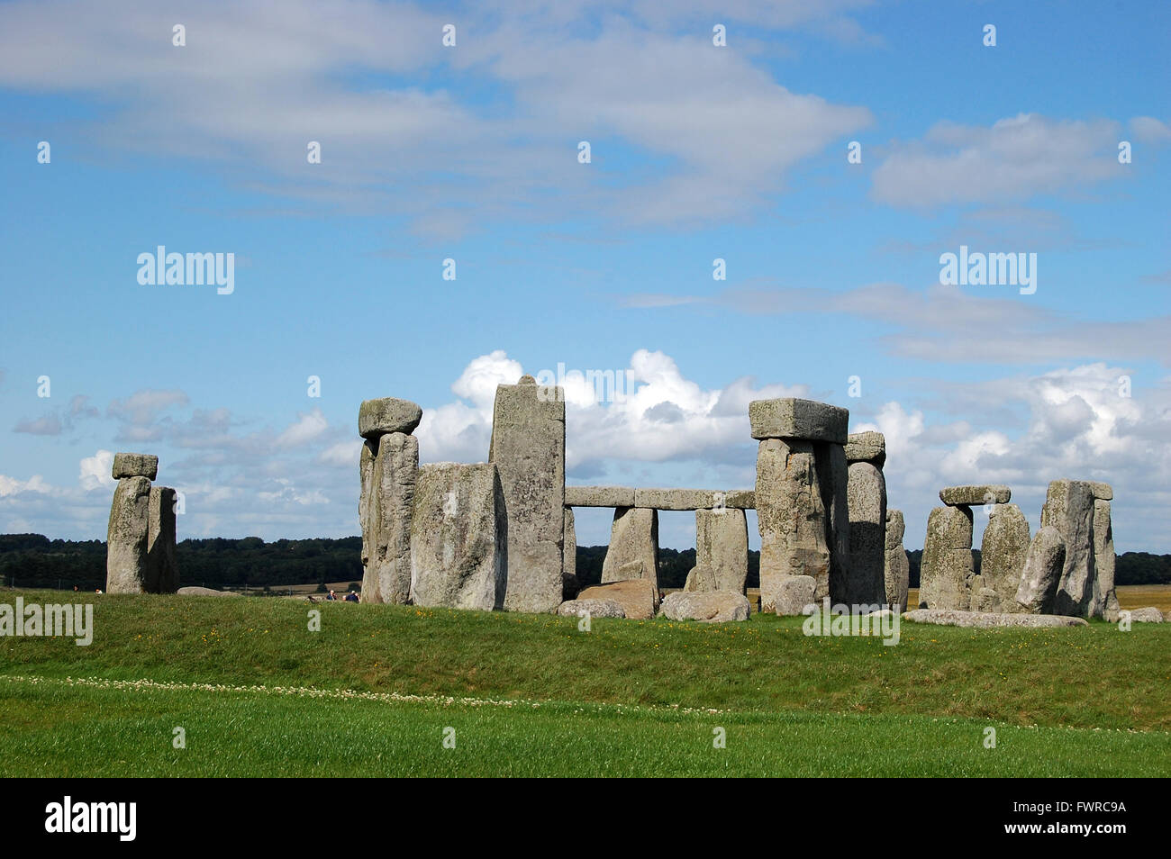 Le cercle de pierre à Stonehenge, a l'air magnifique, sous un ciel bleu avec des nuages blancs moelleux, England, UK Banque D'Images