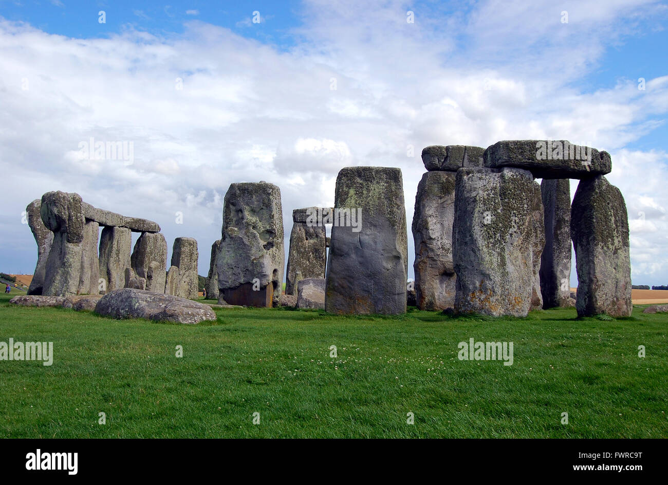 Le cercle de pierre à Stonehenge, a l'air magnifique, sous un ciel bleu avec des nuages blancs moelleux, England, UK Banque D'Images