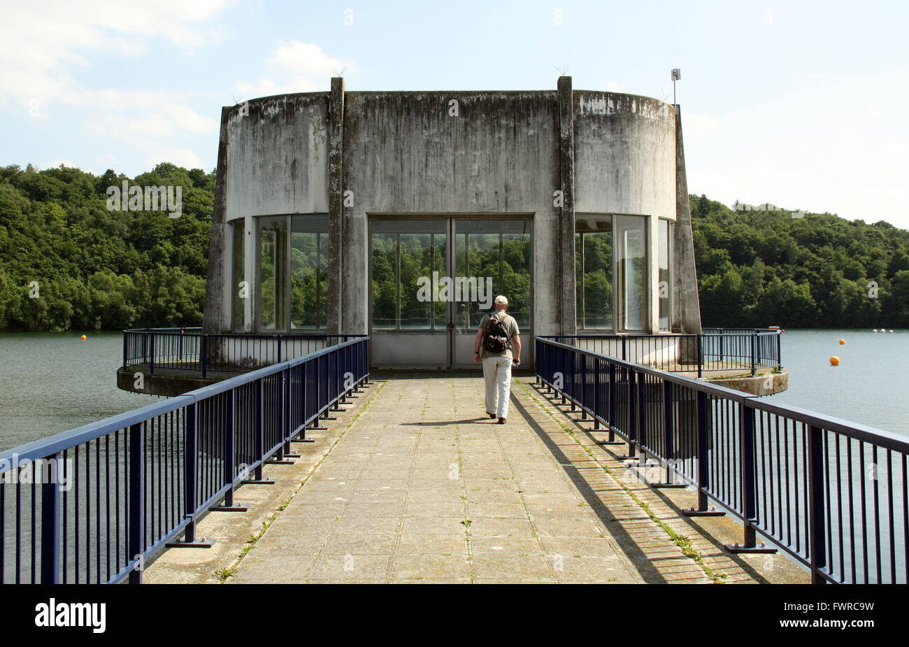 Promenade touristique à travers le pont à la serrure du réservoir. Belgique Banque D'Images