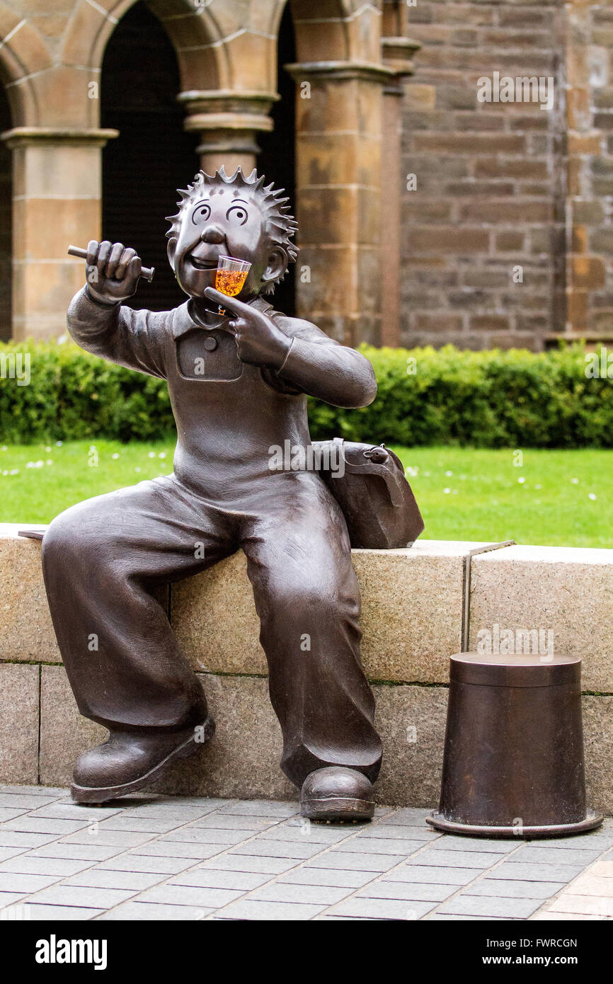 Une statue en bronze de la poste dimanche le personnage de Oor Wullie tenant un verre d'irn Bru soda à Dundee, Royaume-Uni Banque D'Images