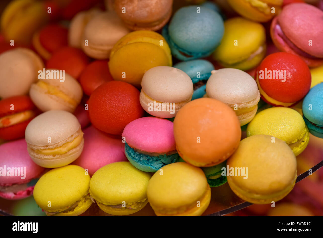 Différentes couleurs de macarons avec lumière latérale Banque D'Images