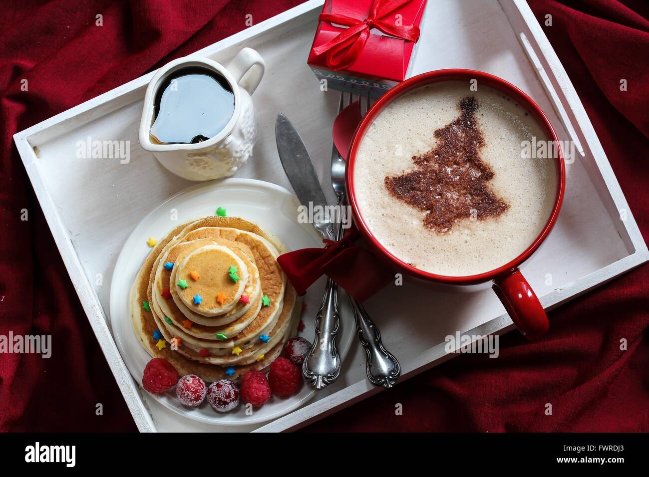 Déjeuner de Noël sur un plateau de crêpes et de café avec du chocolat de poussière Banque D'Images