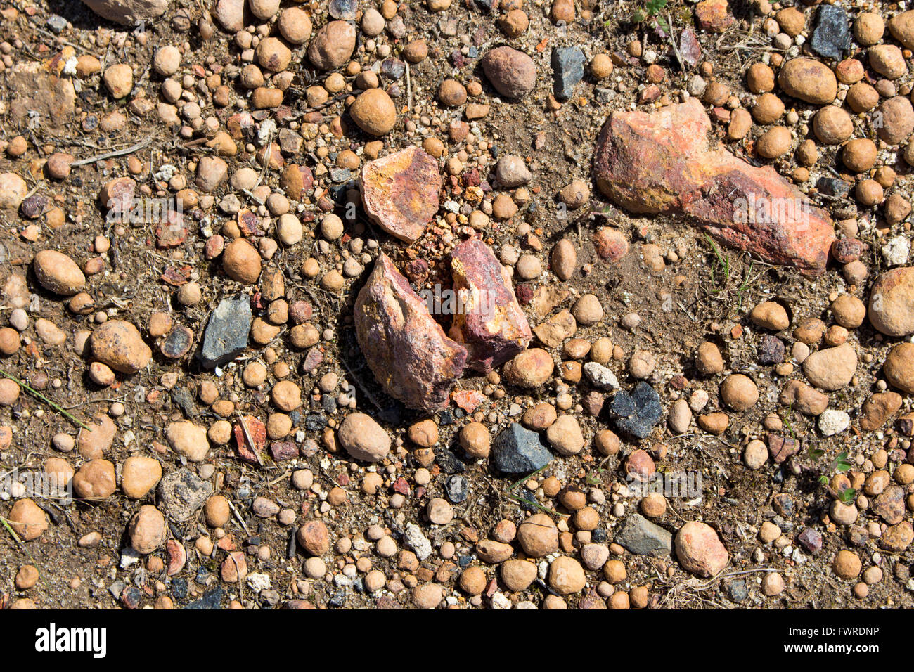 De nombreux pays sont les routes de l'outback australien la belle gravier  poussiéreuse de cailloux et de fragments de roches meubles Photo Stock -  Alamy