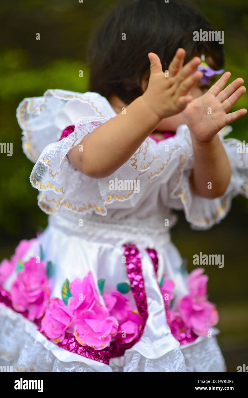 Un an, fille, habillé avec la robe traditionnelle de la Colombie Huila Région. Banque D'Images