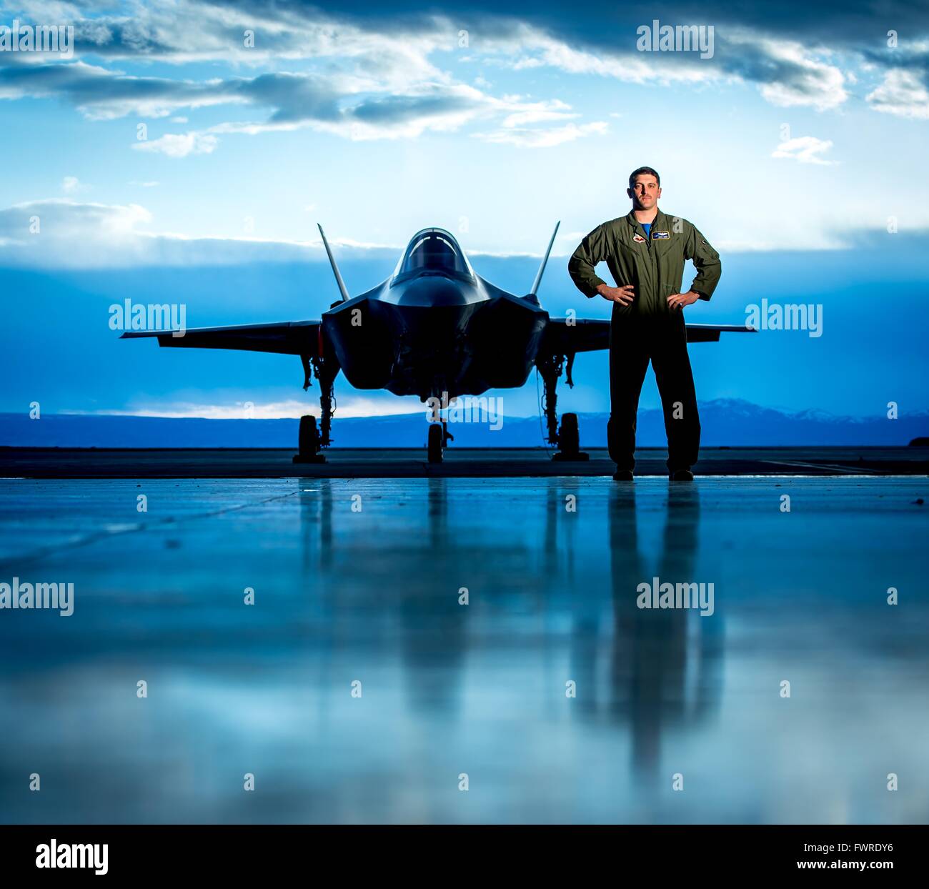 Un major de l'US Air Force, un pilote Sabin Ethan avec le 31e Escadron d'essai et d'évaluation se place en avant d'un F-35A stealth fighter aircraft à Mountain Home Air Force Base, 19 février 2016 près de Boise, Idaho. Banque D'Images