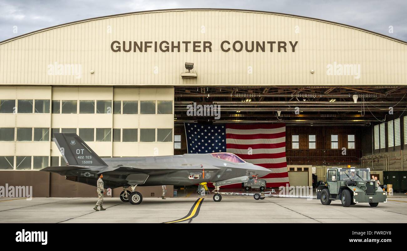 Un U.S. Air Force F-35A Lightning II stealth fighter avion avec le 31e Escadron d'essai et d'évaluation est remorqué à l'hanger à Mountain Home Air Force Base, 19 février 2016 près de Boise, Idaho. Banque D'Images