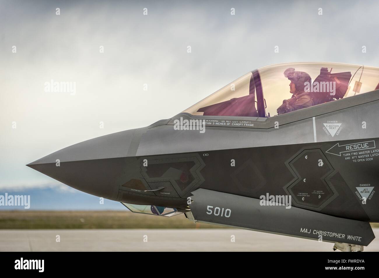 Un pilote d'essai de l'US Air Force des taxis à la piste dans un F-35A Lightning II stealth fighter avion avec le 31e Escadron d'essai et d'évaluation à Mountain Home Air Force Base, 19 février 2016 près de Boise, Idaho. Banque D'Images
