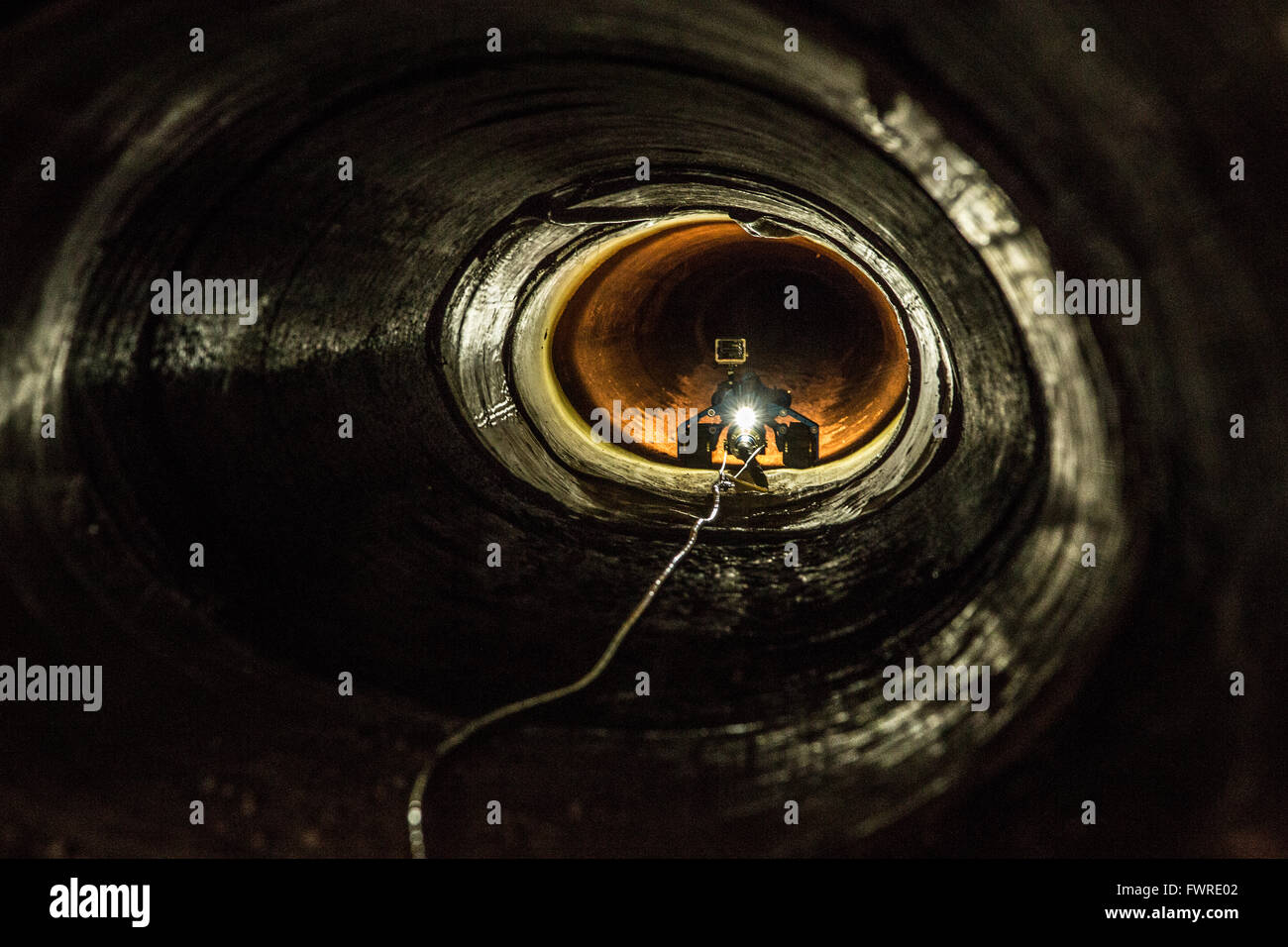 Le Inukton robot commandé à distance de pipeline traverse un tunnel trop petit pour une personne à ramper à la recherche d'opérations de contrebande de drogues, 20 septembre 2013 près de Nogales, Arizona. Agents de patrouille frontalière peut contrôler le robot et voir ce que son regard d'un boîtier de commande. Banque D'Images
