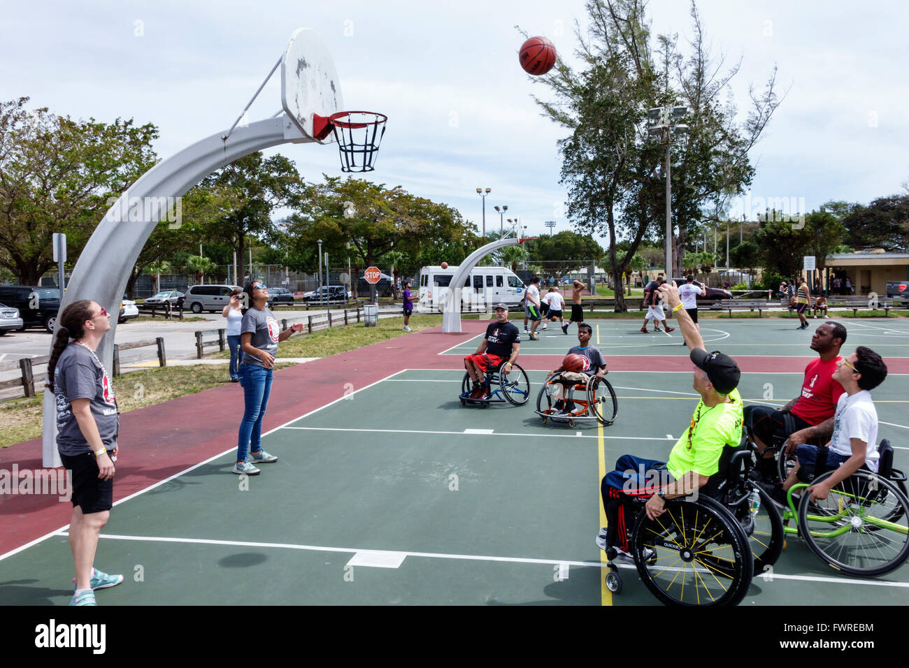 Miami Florida,Tropical Park,expérience paralympique,sports,bénévoles bénévoles bénévoles travailleurs du travail,travail d'équipe travaillant ensemble au service de l'aide Banque D'Images