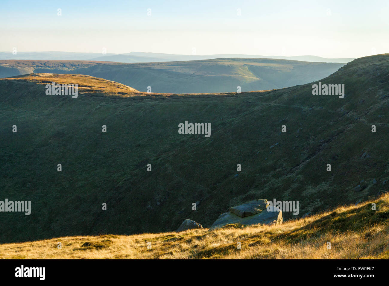 UK paysages : la lumière du soleil d'automne de prendre le dessus des collines et la lande autour de Crowden Clough sur Kinder Scout, Derbyshire Peak District, England, UK Banque D'Images