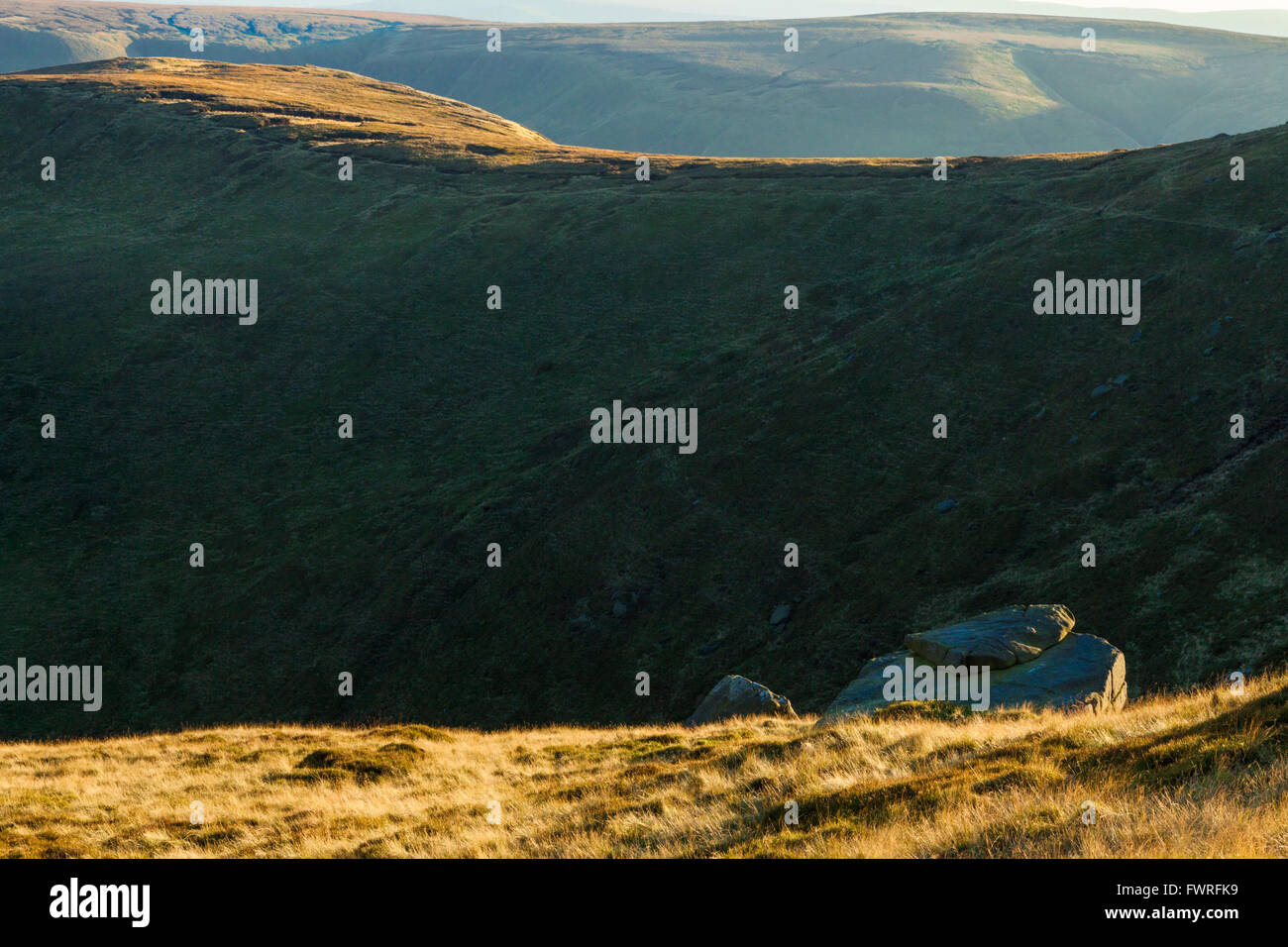 Paysage : la lumière du soleil d'automne du Derbyshire au crépuscule sur les collines et les landes autour de Crowden Clough sur Kinder Scout, Derbyshire Peak District, England, UK Banque D'Images