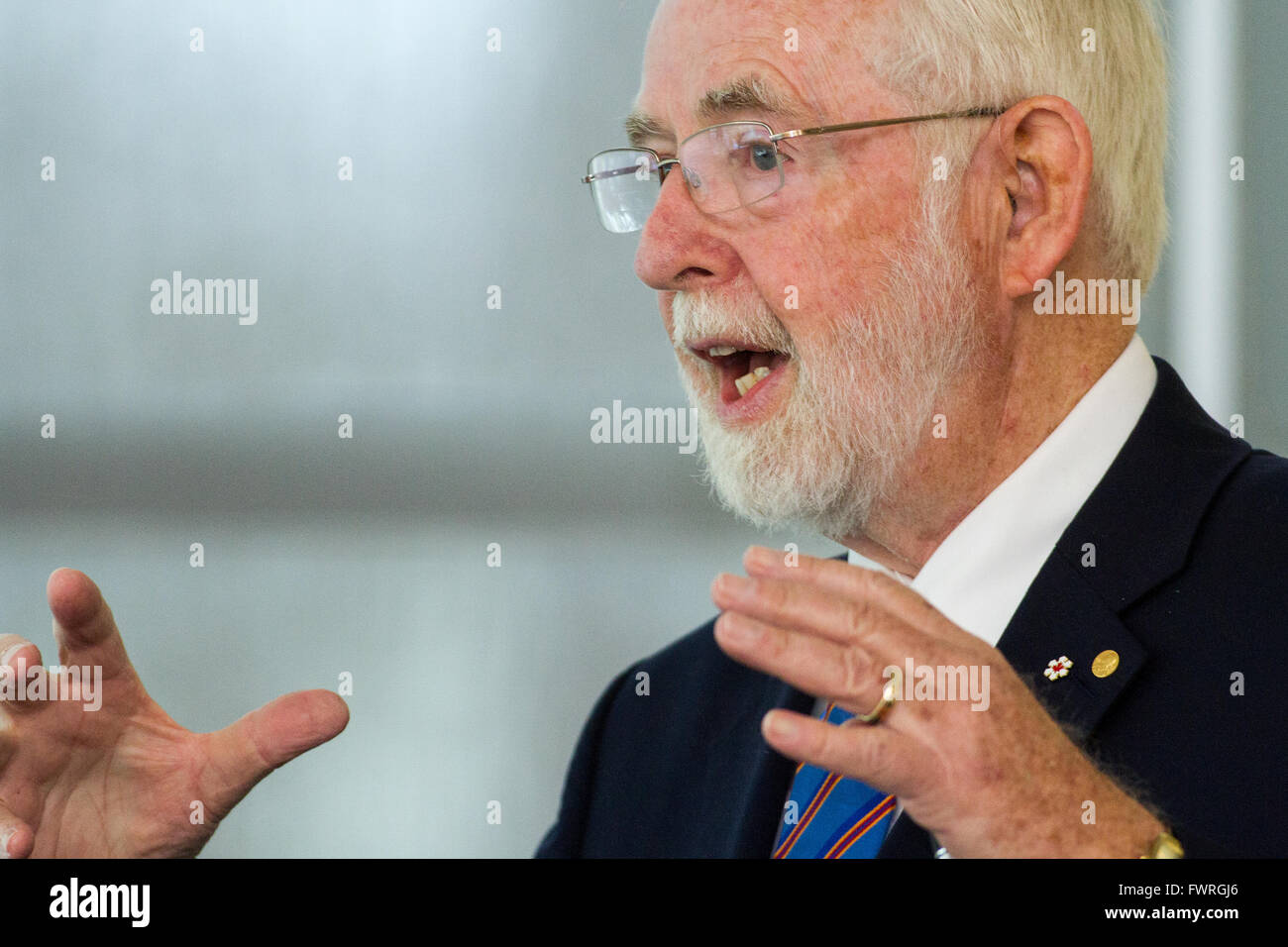 Co-lauréat du prix Nobel de physique Arthur McDonald parle à l'Université Queen's à Kingston (Ontario), le 11 mars 2016. Banque D'Images