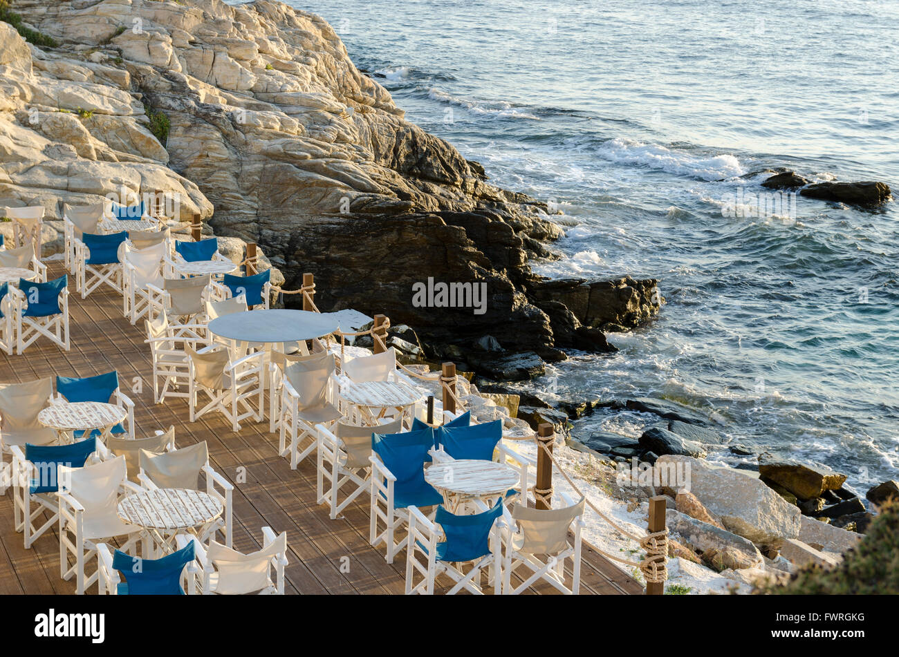 Terrasse en bord de vide. Chaises et tables en bois blanc. Vue spectaculaire Banque D'Images