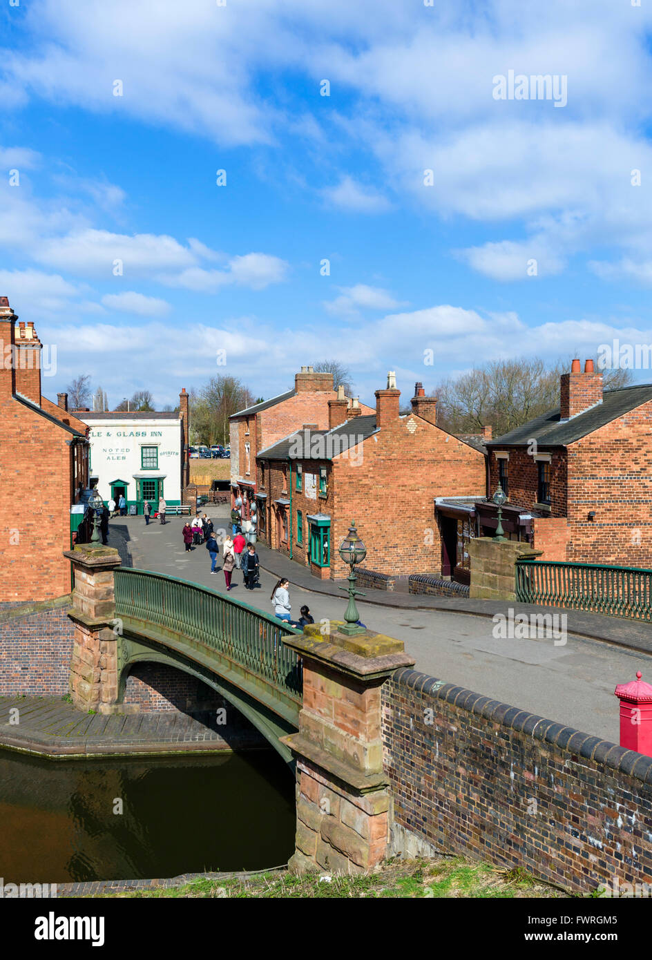 Pont sur le canal et les vieux magasins au centre du village, Black Country Living Museum, Dudley, West Midlands, Royaume-Uni Banque D'Images