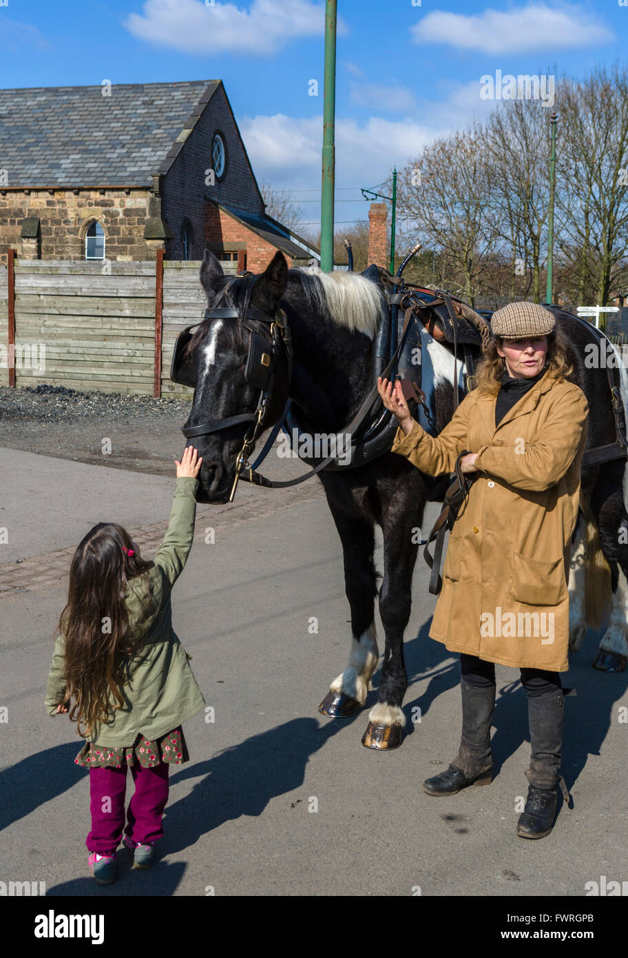 Jeune fille de flatter un cheval à la Black Country Living Museum, Dudley, West Midlands, Royaume-Uni Banque D'Images