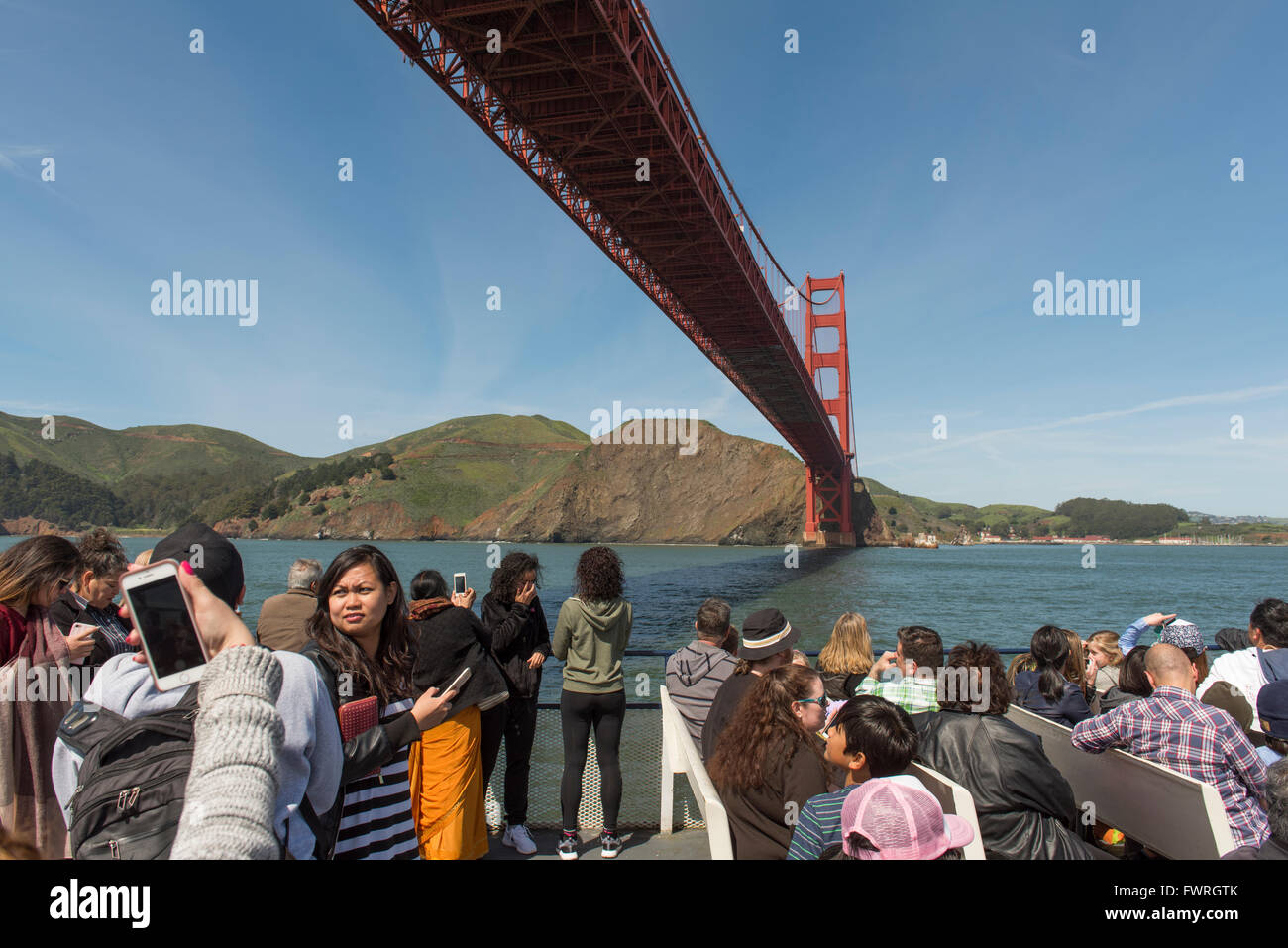Les touristes sur un bateau sous le pont du Golden Gate, San Francisco Bay, California, USA Banque D'Images