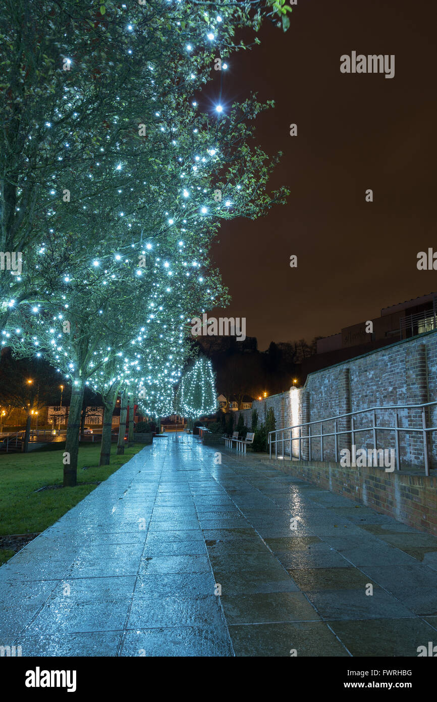 Les lumières de Noël qui illuminent les jardins de couronnement dans le centre-ville de Dudley, West Midlands, England, UK Banque D'Images