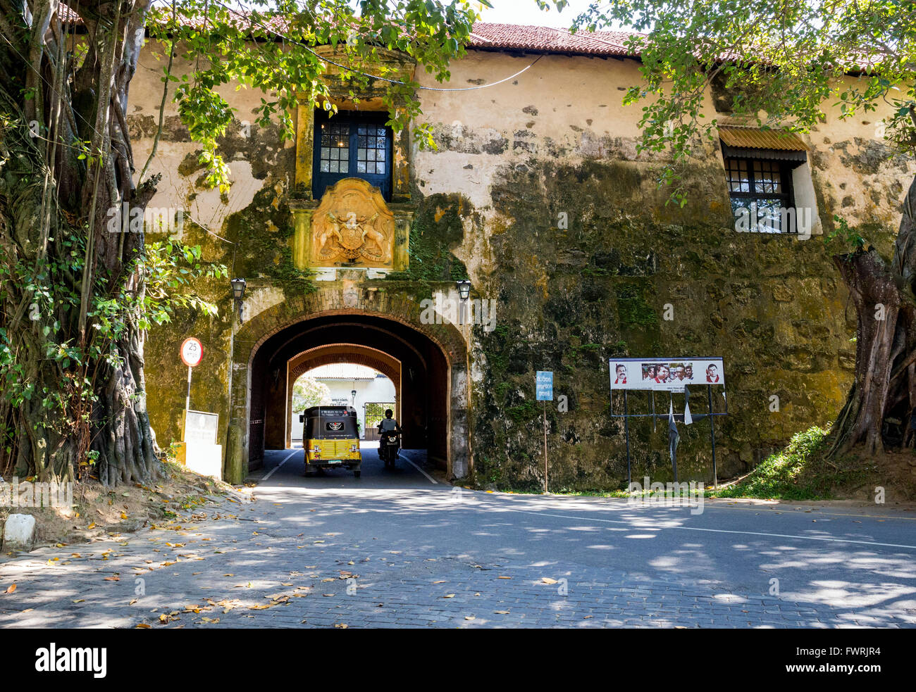 Queens street, ancienne porte de la forteresse de Galle, Sri Lanka, avec les Britanniques Armoiries et devise de 'Dieu et mon Droit' Banque D'Images