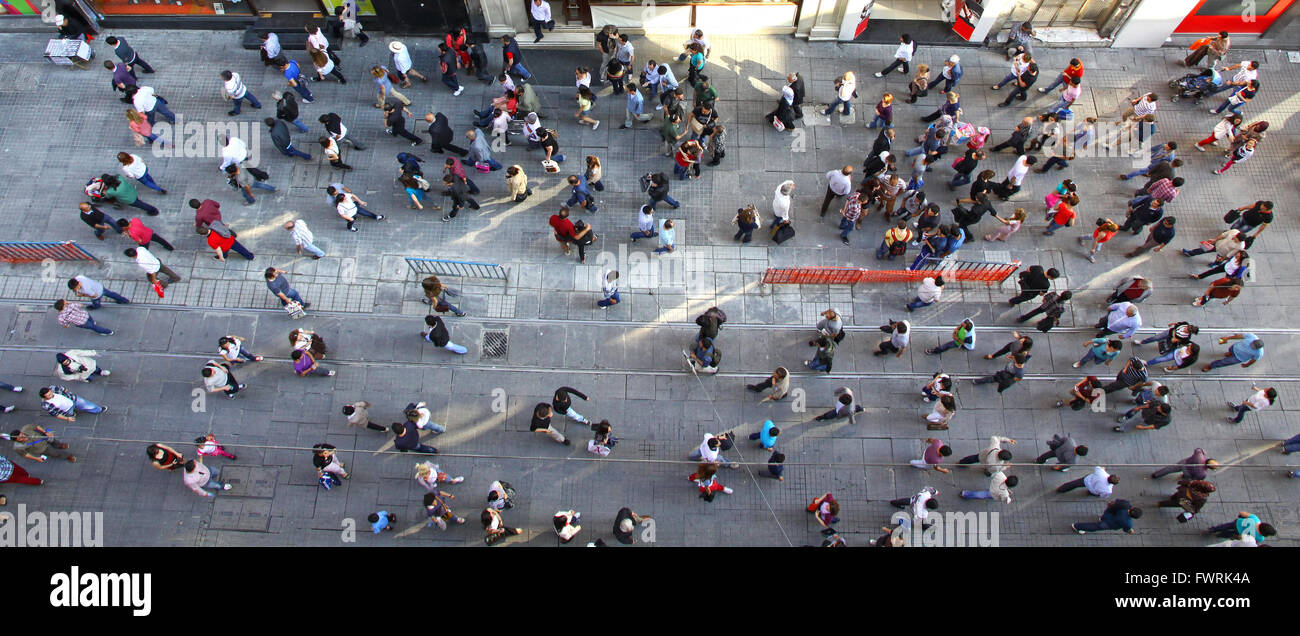 Haut de la vue de la foule de gens méconnaissable à la rue Istiklal à Istanbul, Turquie Banque D'Images