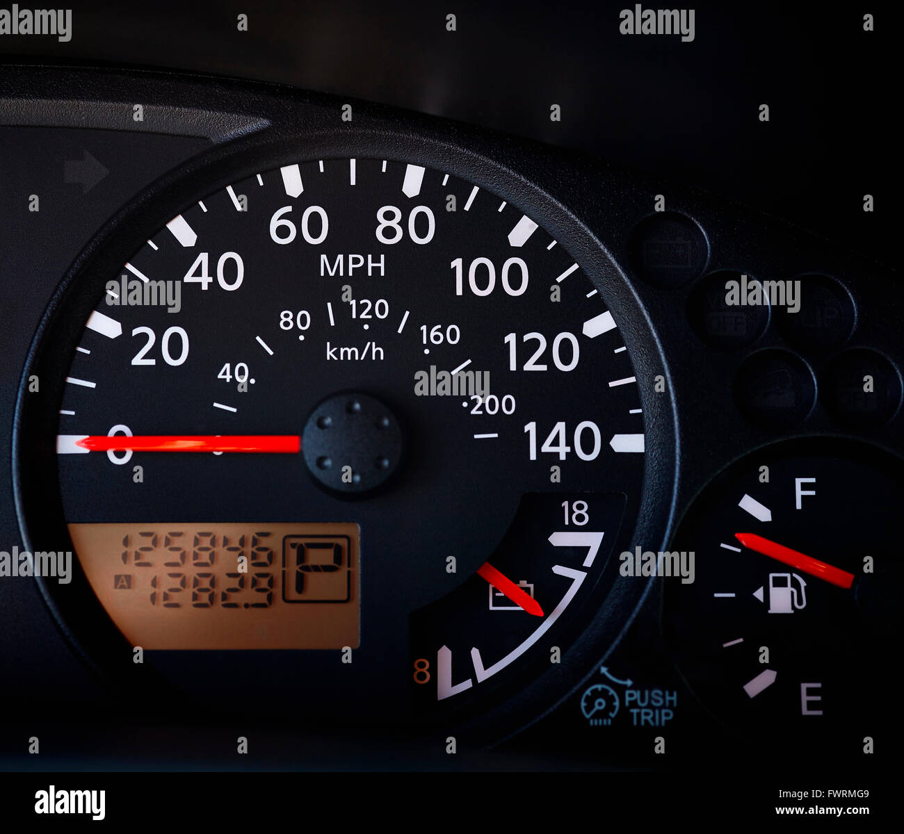 Location de planche de bord avec indicateur de vitesse, compteur kilométrique et indicateur de gaz avec bouton de réinitialisation Banque D'Images