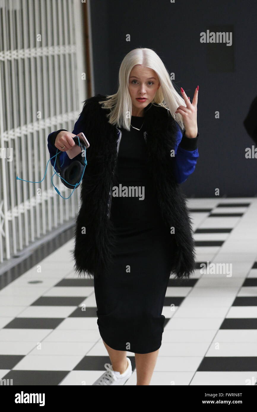 La chanteuse suédoise blonde récemment Zara Larsson en dehors de « Sunday  Brunch' studios à Londres avec : Zara Larsson Où : London, Royaume-Uni  Quand : 07 Mars 2016 Photo Stock - Alamy