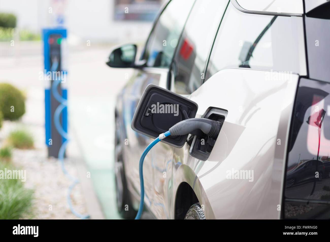 Voiture électrique dans la station de charge. Banque D'Images