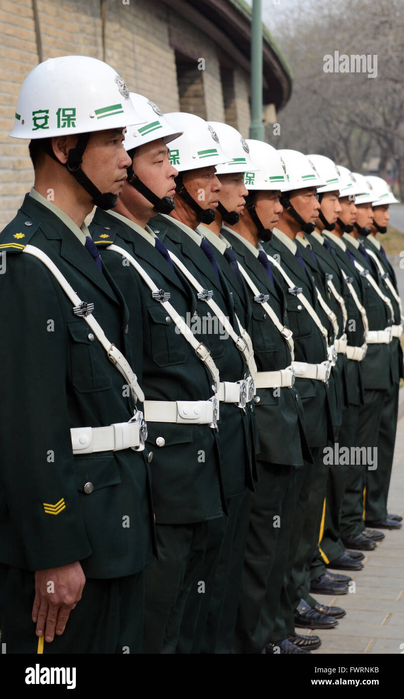 Les forces de sécurité chinoises debout dans la ligne du détroit pendant une commande par leur commandant. Banque D'Images