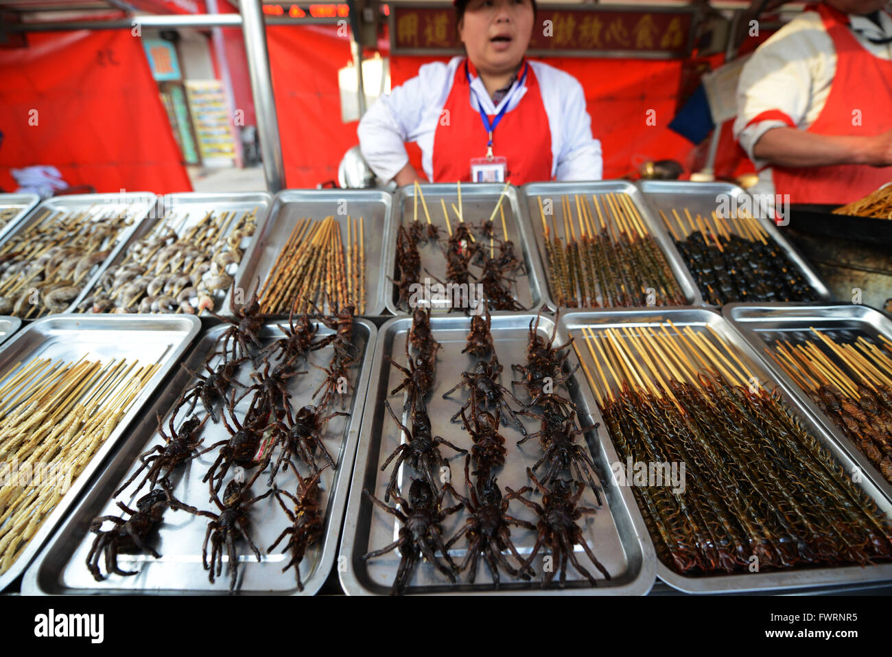 Larve les araignées et d'autres aliments bizarres vendus au marché de nuit animé dans à Beijing Wang Fu Jing. Banque D'Images