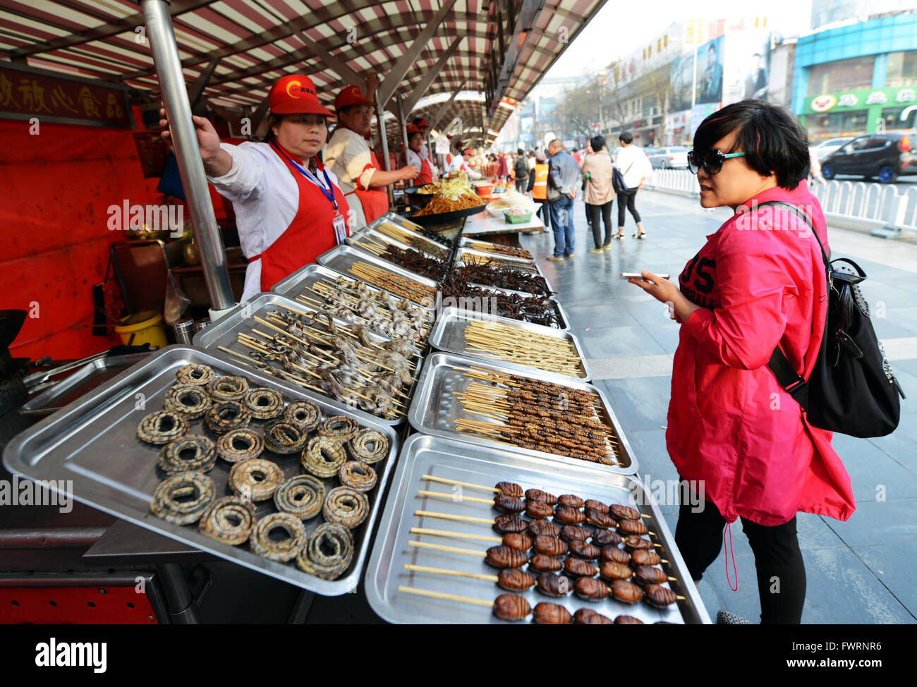 Brochette de larves, araignées, scorpions et autres insectes bizarres vendues dans un stand au marché alimentaire de la rue animée du Wang Fu Jing. Banque D'Images