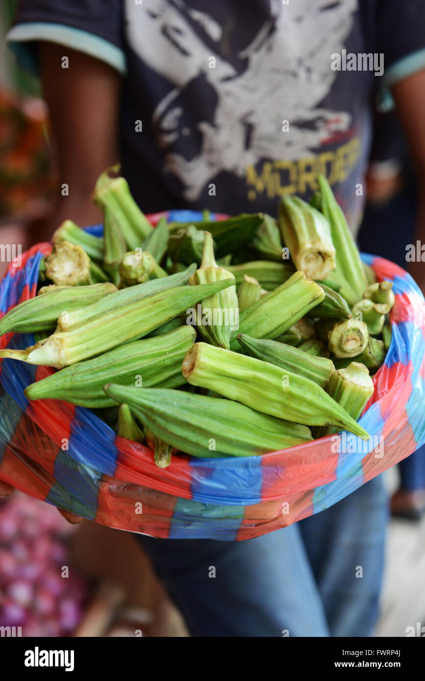 L'okra éthiopien vendus dans le quartier animé de marchés d'Addis-Abeba. Banque D'Images