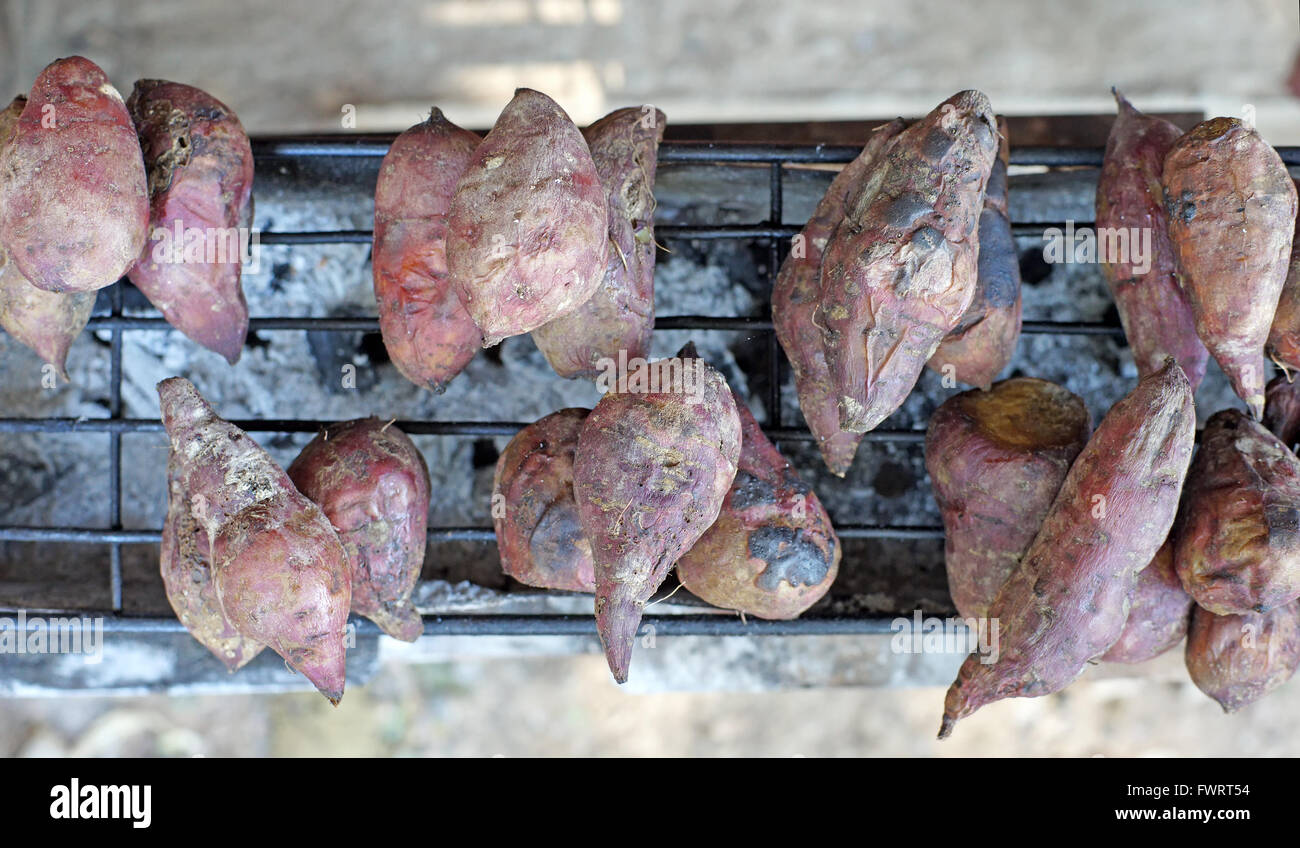 Pommes de terre grillées sur le gril à la rue du marché Banque D'Images