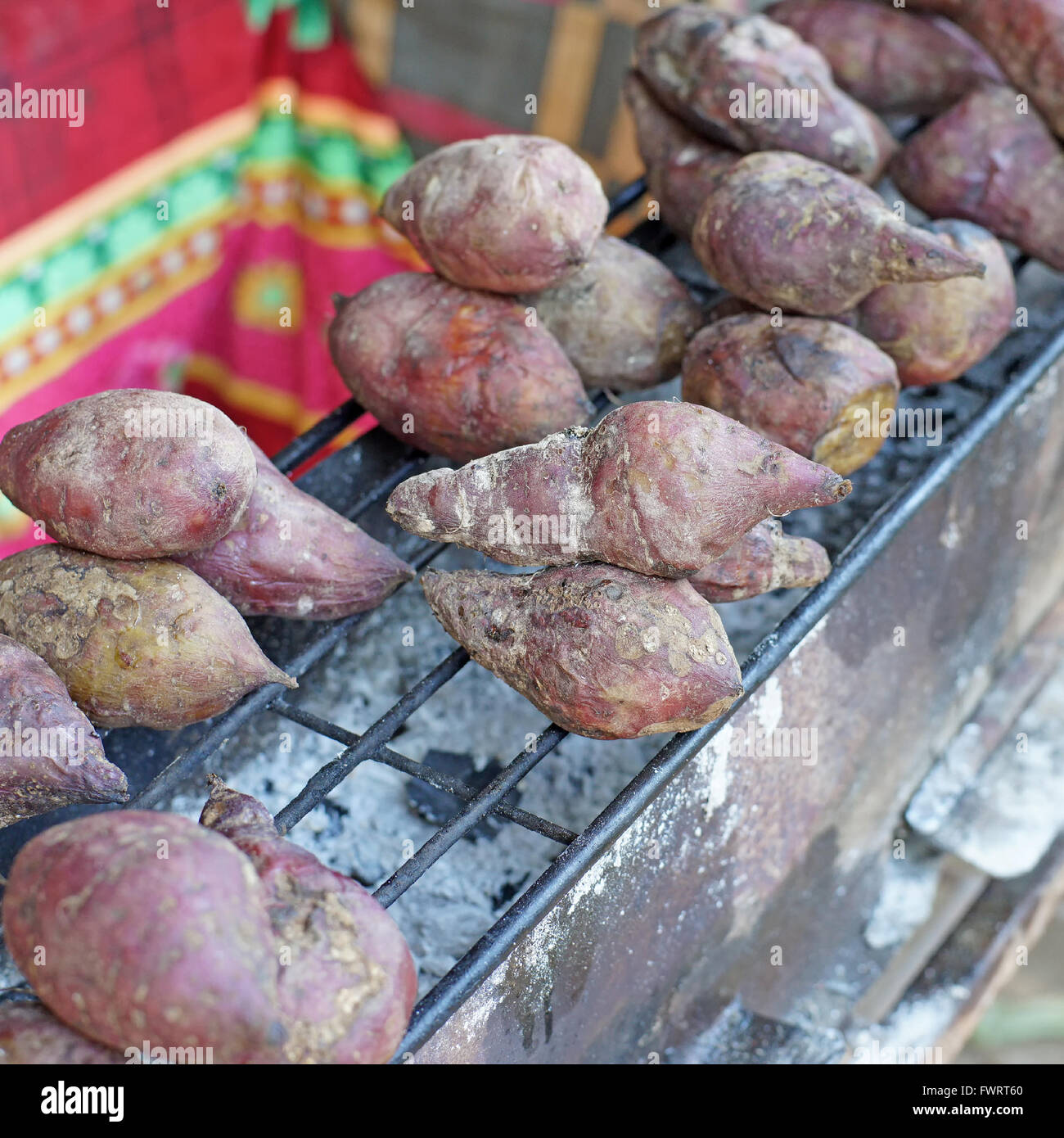 Pommes de terre grillées sur le gril à la rue du marché Banque D'Images