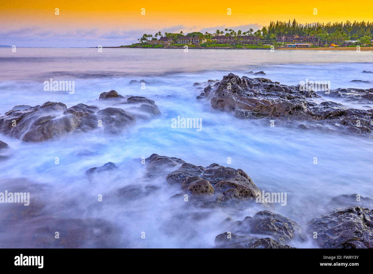Vagues sur plage de Maui avec vue sur les condos Napili Bay Banque D'Images