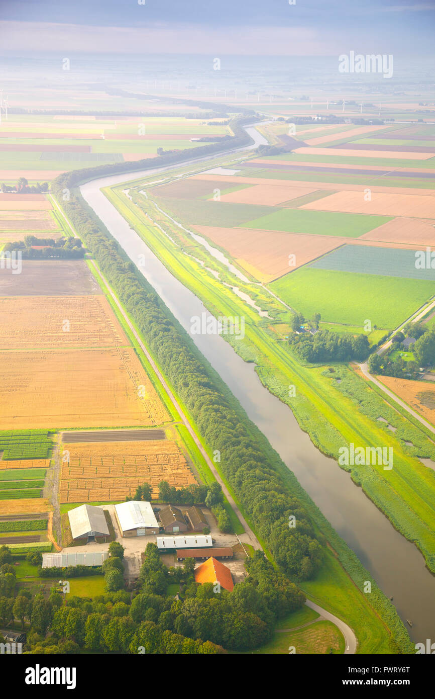 Paysage hollandais avec directement au-dessus du canal Banque D'Images