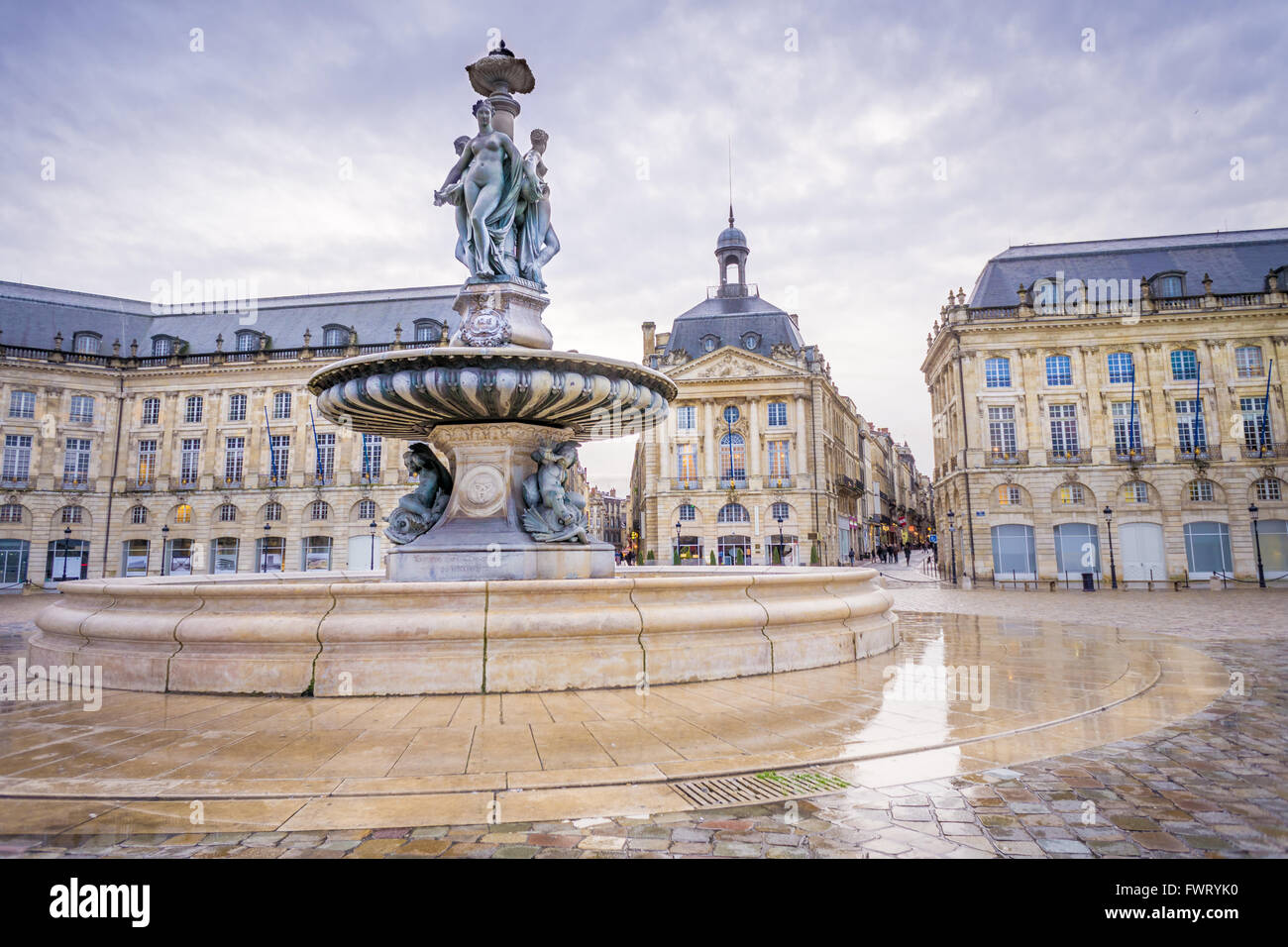 Place de la Bourse est l'un des sites les plus visités dans la ville de Bordeaux, France. Il a été construit de 1730 à 1775. Banque D'Images