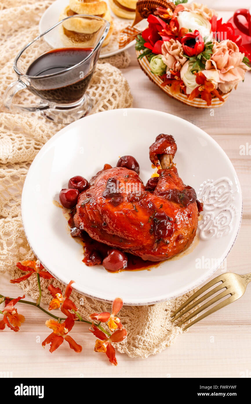 Poulet aux cerises. Plat de fête Banque D'Images