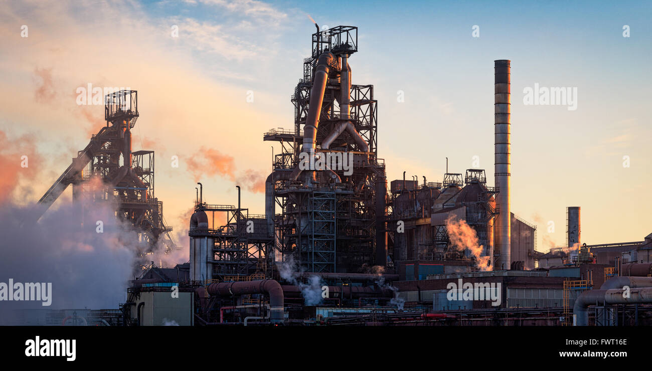 Les cheminées et de la vapeur de l'usine Tata Steel dans les galles du sud ville de Port Talbot. Banque D'Images