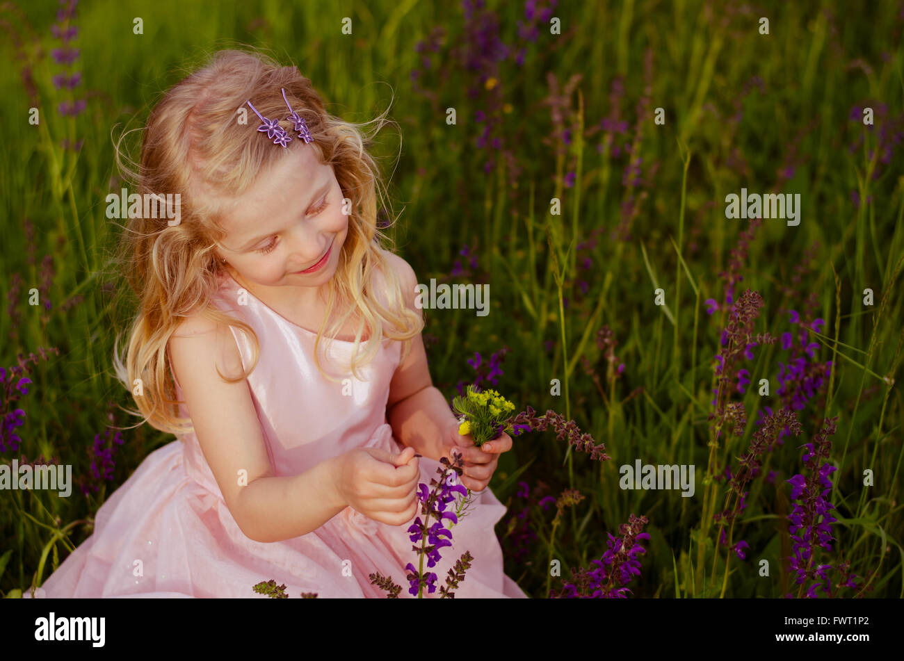 Adorable petite fille avec de longs cheveux blonds portrait Banque D'Images