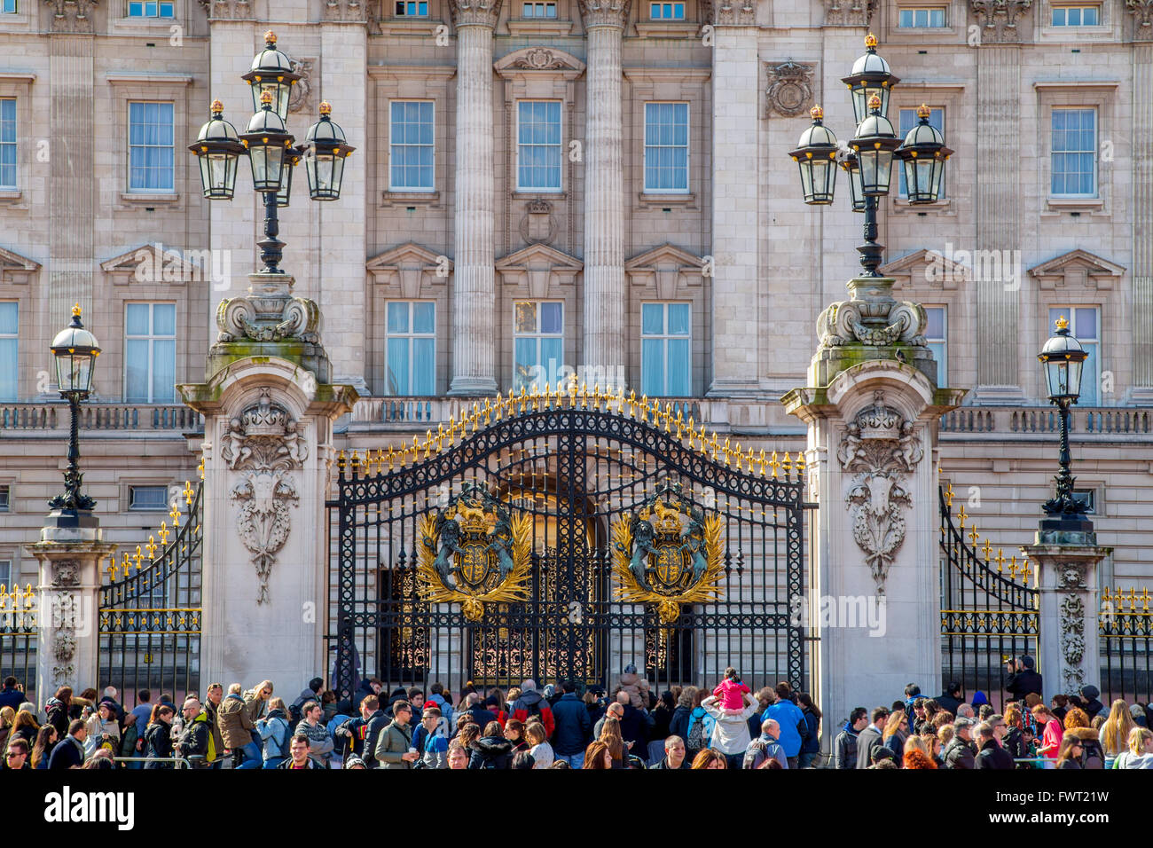 La foule devant le palais de Buckingham, Londres gates Banque D'Images