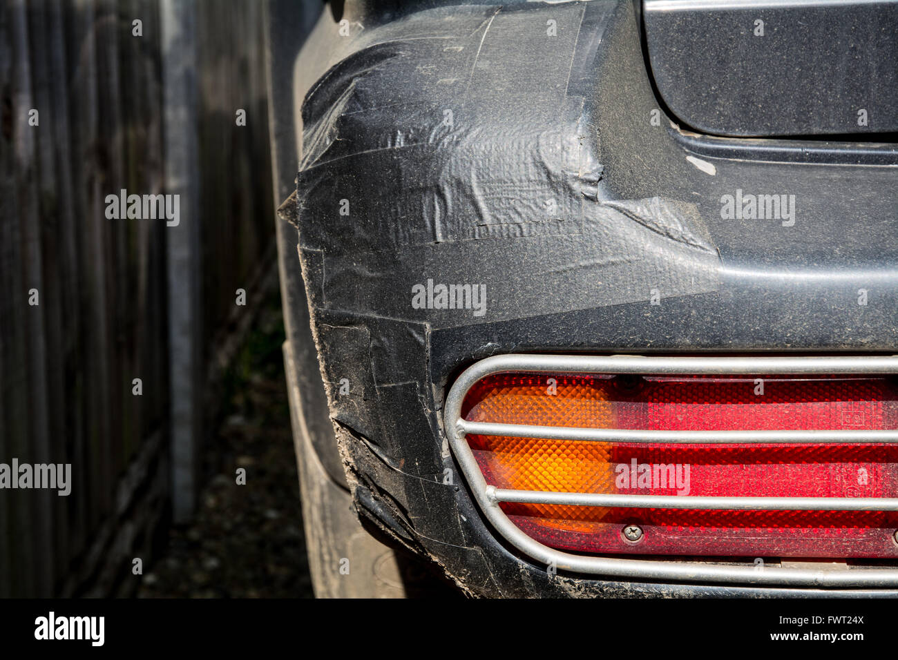 Un bouclier endommagé sur une Ford Maverick 4x4 enregistré avec ruban noir. Banque D'Images