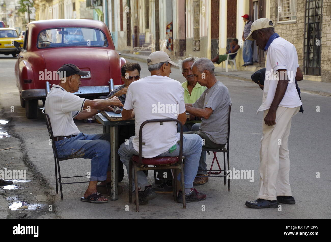 De vieux hommes jouant aux dominos dans la rue à La Havane, Cuba Banque D'Images
