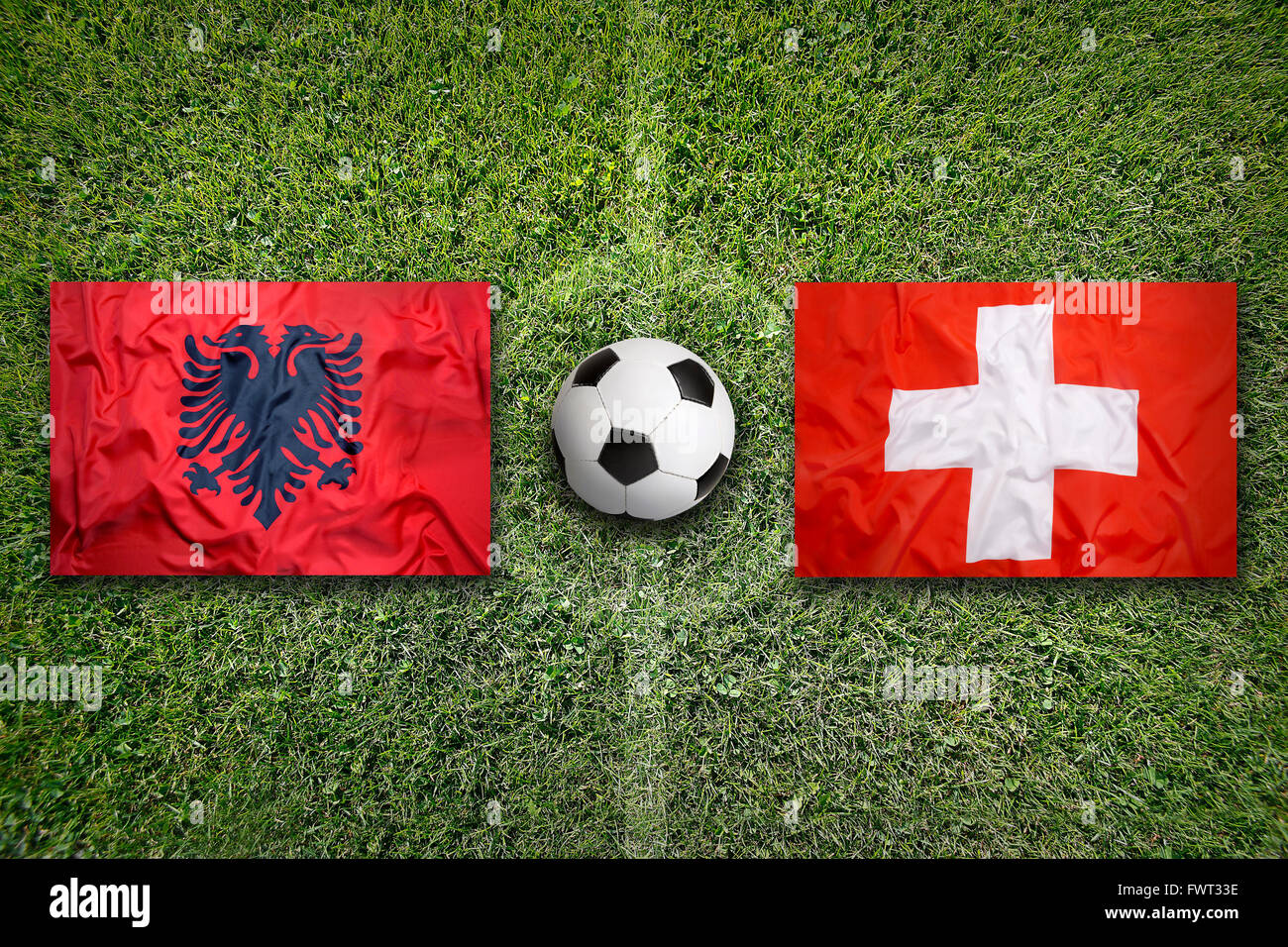 L'Albanie vs Suisse Les drapeaux sur le terrain de soccer vert Banque D'Images