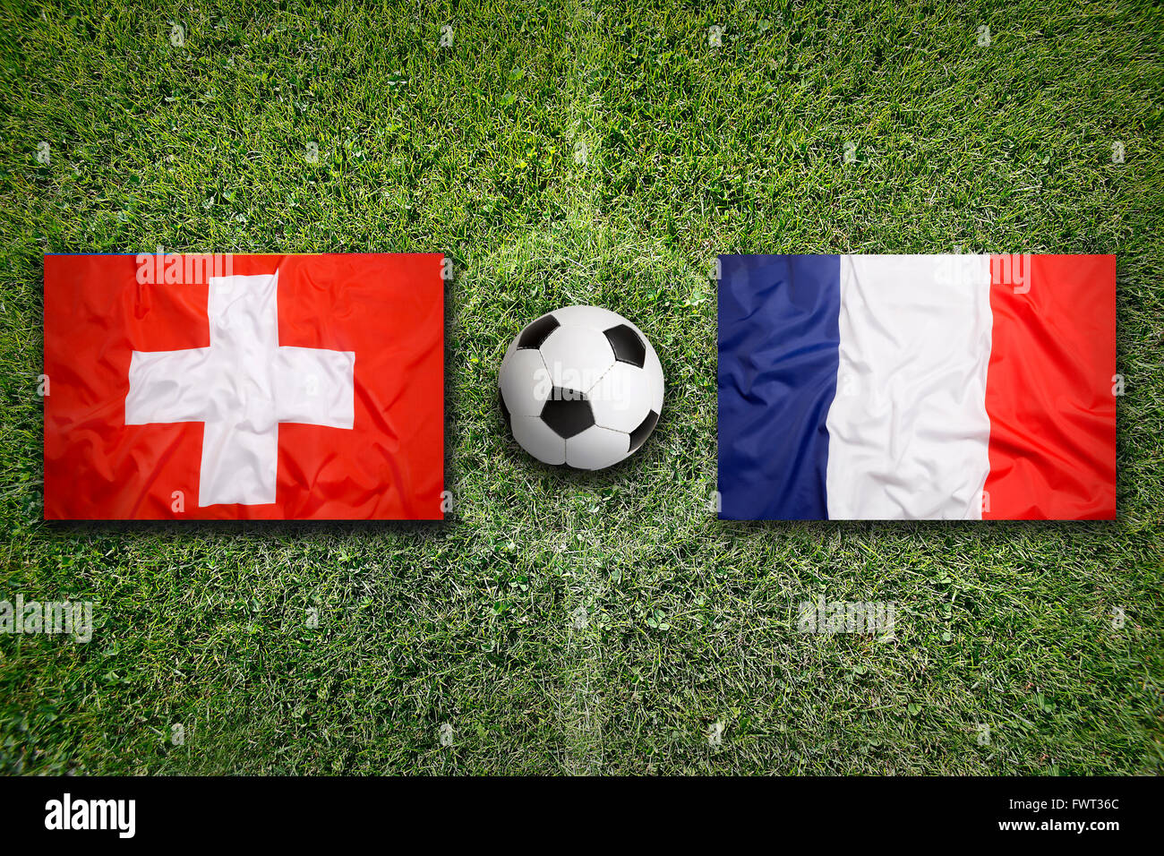 Suisse vs France Les drapeaux sur le terrain de soccer vert Banque D'Images