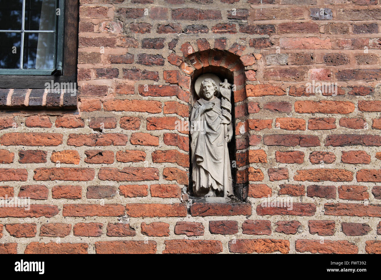 Statuette dans une niche donnant sur le jardin de l'Hôpital St Johns à Lichfield Banque D'Images