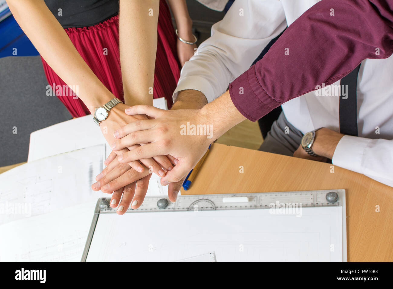 Le travail d'équipe pour un succès. Soutien de l'équipe au bureau Banque D'Images