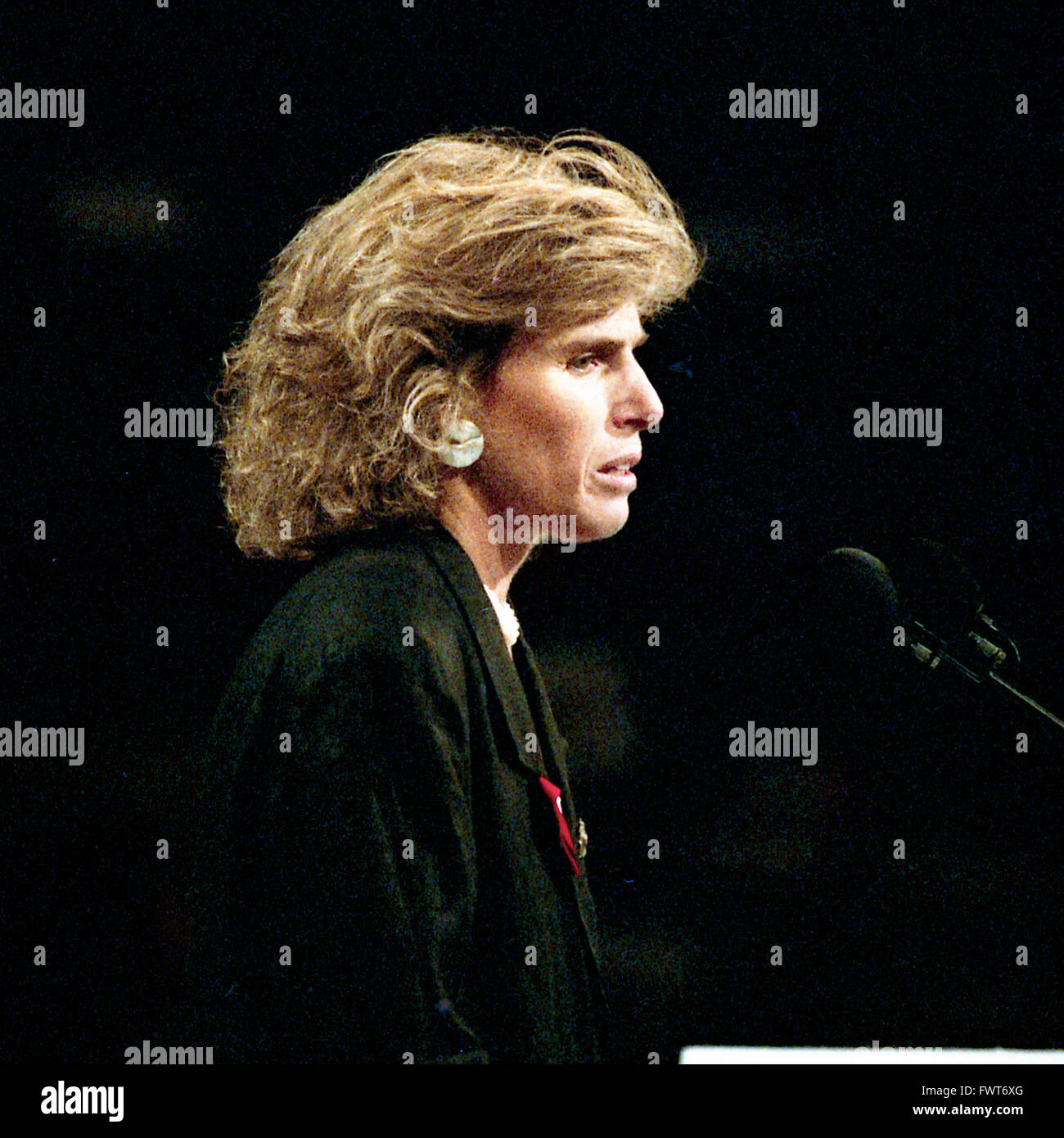 New York, NY, USA,14 Juillet, 1992 Elizabeth Glaser traite de la Convention nationale de nomination démocratique dans le Madison Square Garden. Elizabeth Glaser a été l'un des principaux activistes américains et défenseur des droits de l'enfance mariée à l'acteur et réalisateur Paul Michael Glaser. Elle a contracté le VIH au tout début de l'épidémie de SIDA moderne après avoir reçu une transfusion de sang contaminé par le VIH en 1981 en donnant la vie. Glaser est mort en 1994. Credit : Mark Reinstein Banque D'Images