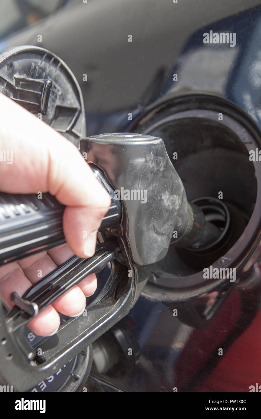 Pompage de carburant de l'essence de l'homme dans la voiture à la station d'essence Banque D'Images