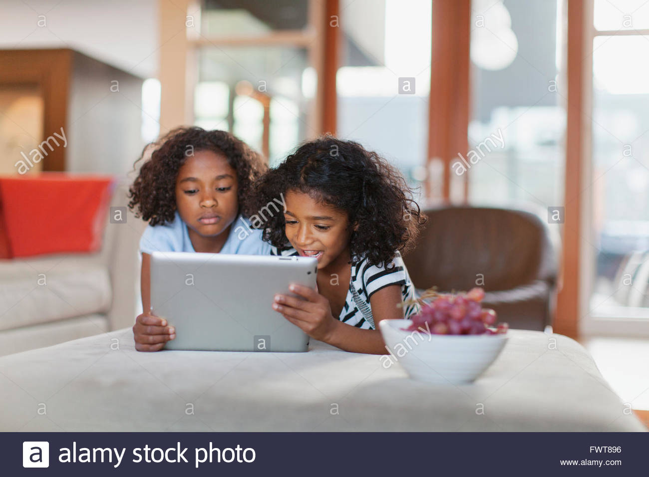 Les petites filles regardant digital tablet Banque D'Images