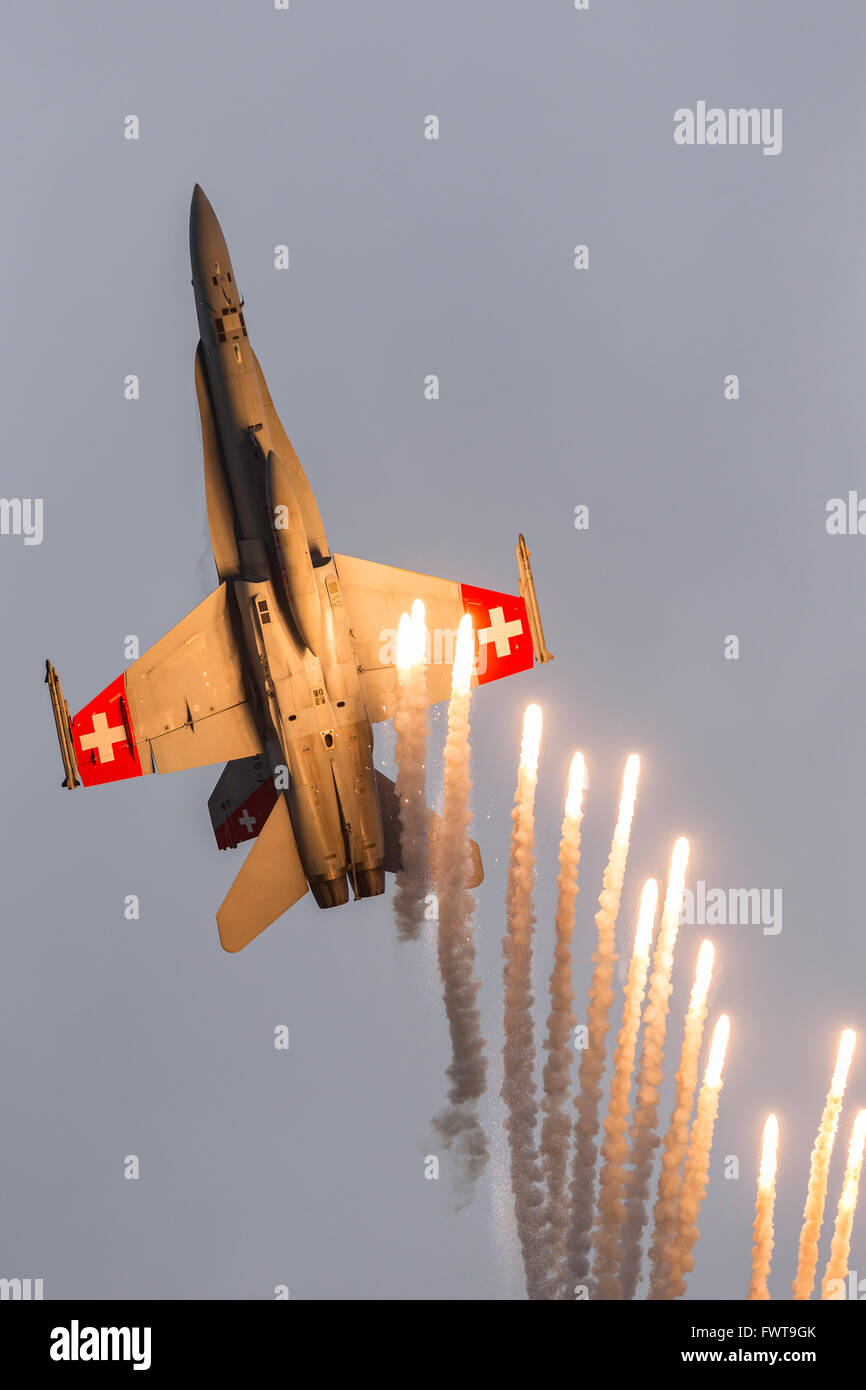 De l'Air suisse McDonnell Douglas F/A-18C Hornet J-5014 tirant des fusées contre-mesure. Banque D'Images